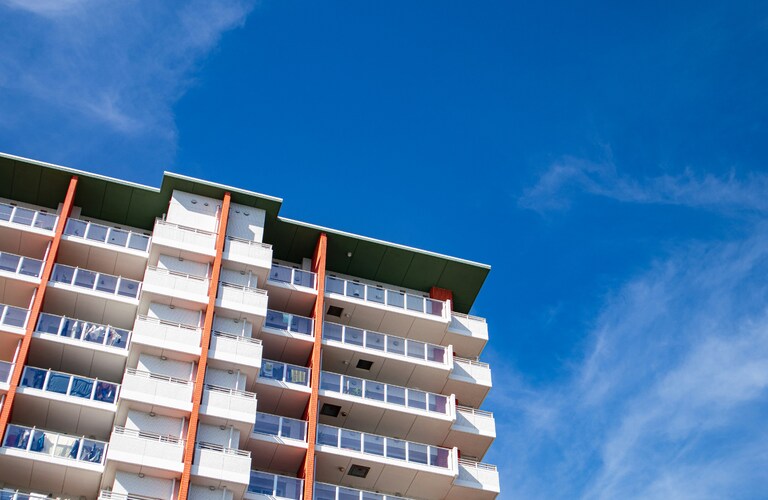 マンションの築年数と販売価格の関係｜三郷市の不動産売却はクルーハウジング